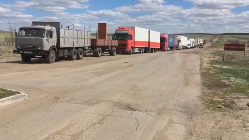 На границе с Казахстаном в Озинках появились заторы из-за досмотра большегрузов