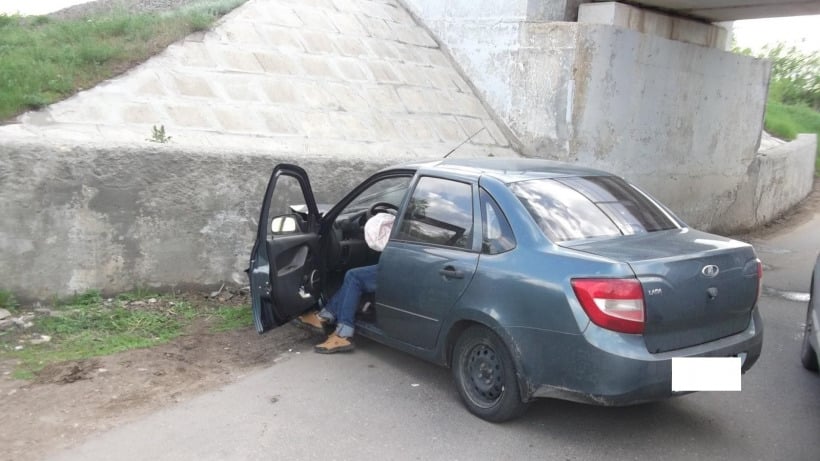 В Энгельсе пенсионер на «Гранте» врезался в опору моста