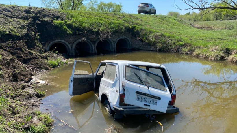 Под Красноармейском «Нива» съехала в реку. Пожилого водителя госпитализировали