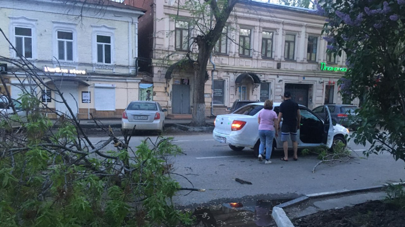 В центре Саратова ветка дерева упала на движущийся автомобиль