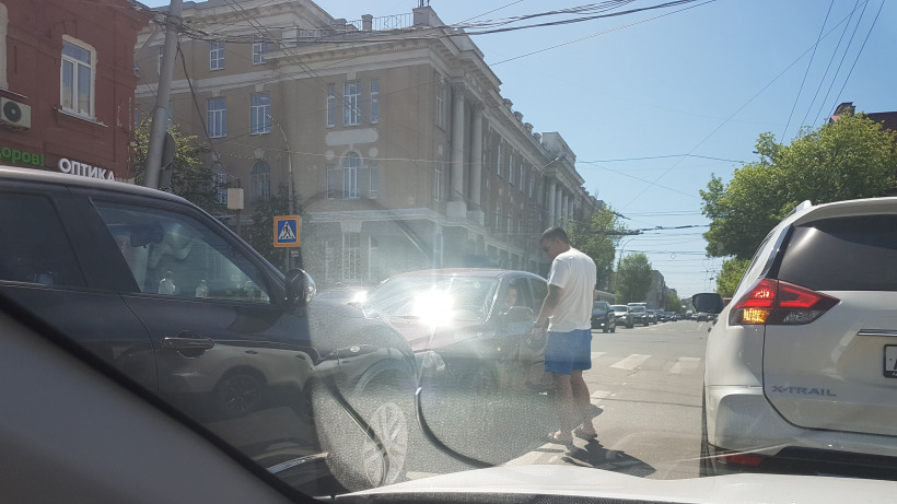 В центре Саратова произошло лобовое столкновение двух автомобилей