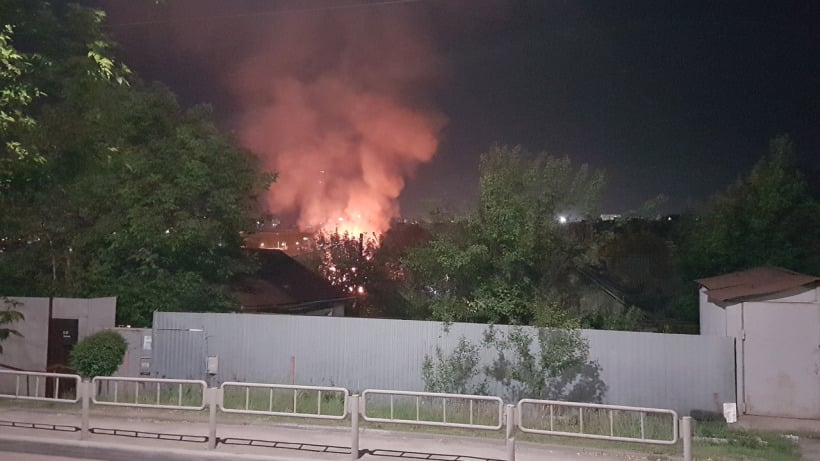 Ночью в центре Саратова полыхали частный дом с надворными постройками