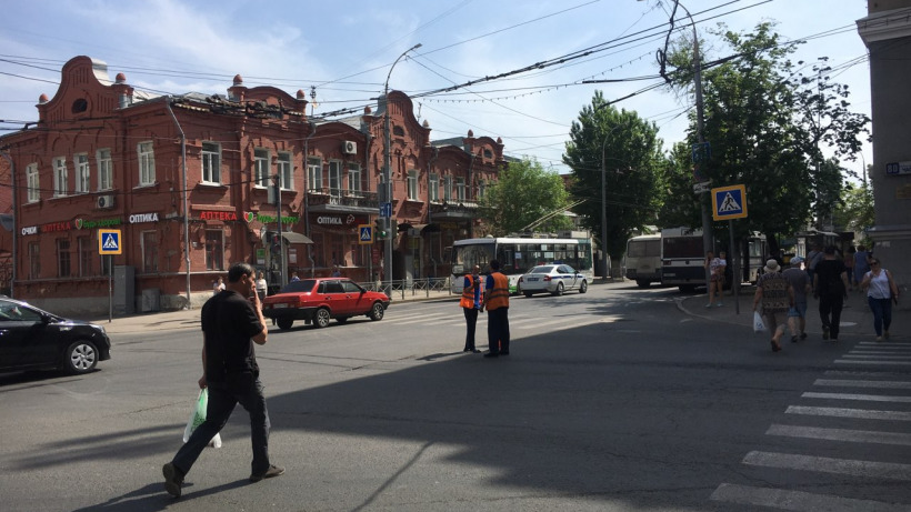 В центре Саратова встали троллейбусы из-за обрыва проводов