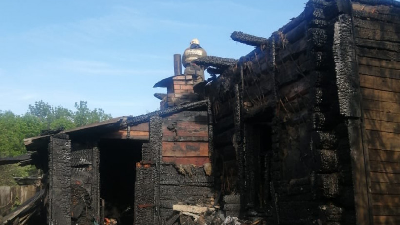 При пожаре в саратовском поселке пострадала женщина