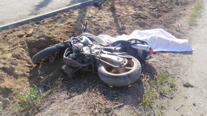 В Саратове мотоциклист врезался в столб и погиб