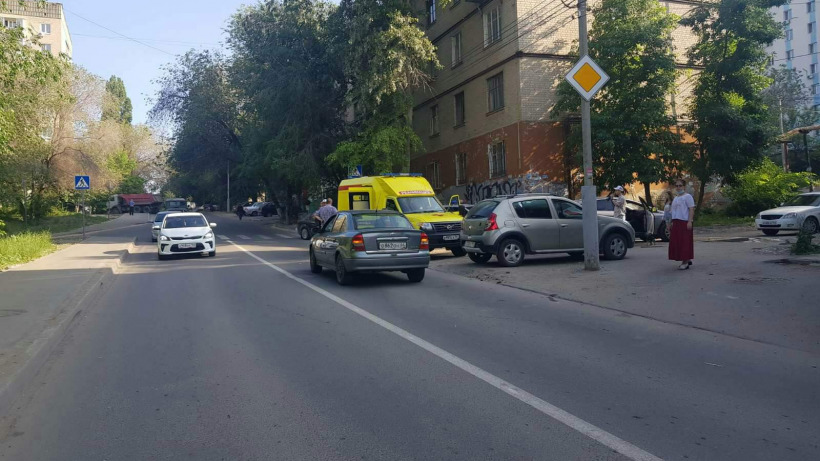За день под колесами машин в Саратове пострадали подросток, юноша и пенсионер