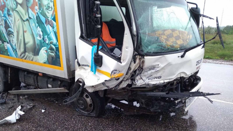 В ДТП с большегрузом под Марксом пострадали водитель и пассажир иномарки