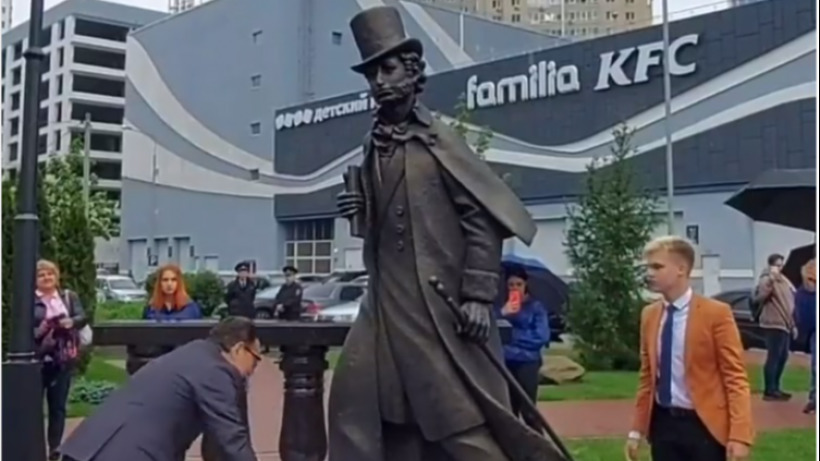 В Энгельсе открыли уникальный памятник Александру Пушкину