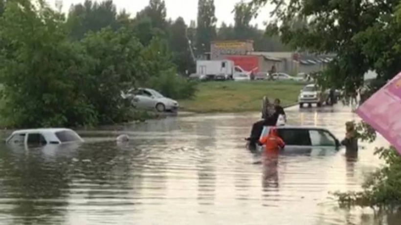 Собчак о последствиях грозы в Саратове: Ливневки не справляются, с холмов идут потоки воды
