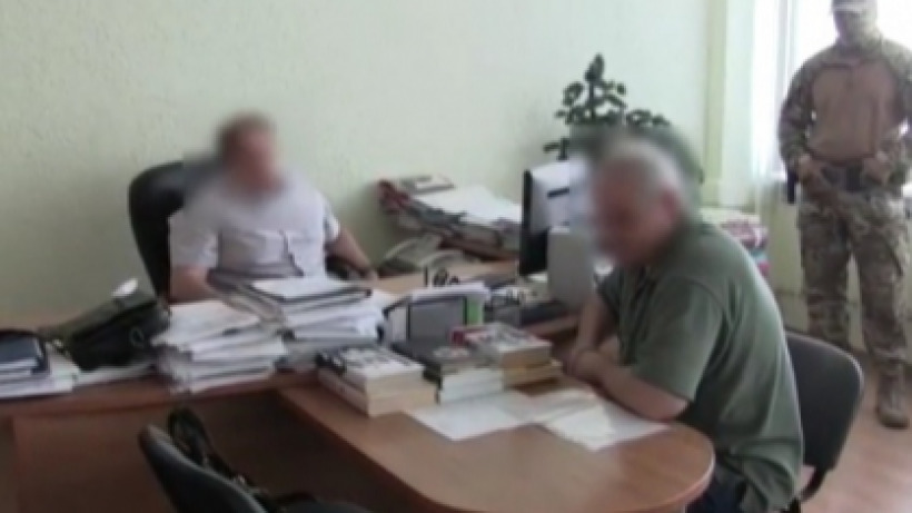Логиста саратовской фирмы поймали на взятке в 250 тысяч рублей