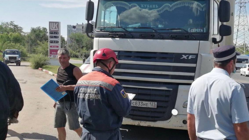 В Энгельсе пешехода переехала фура. Он госпитализирован в тяжелом состоянии