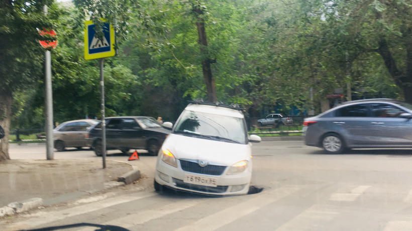 В центре Саратова Skoda провалилась в дорожную яму