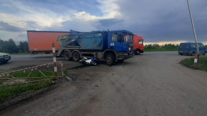 На трассе в Саратовском районе мотоцикл врезался в грузовик