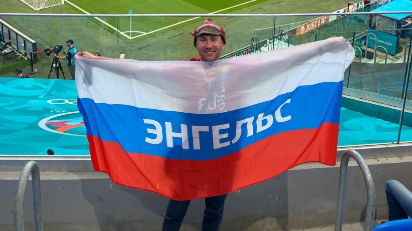 Болельщик из Энгельса в буденовке удивил журналистов на матче Россия-Бельгия