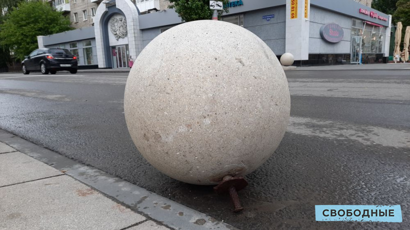 На Волжской в Саратове на проезжую часть выкатился бетонный шар