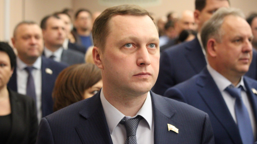 Глава облправительства потребовал ускорить выдачу сертификатов саратовским детям-сиротам