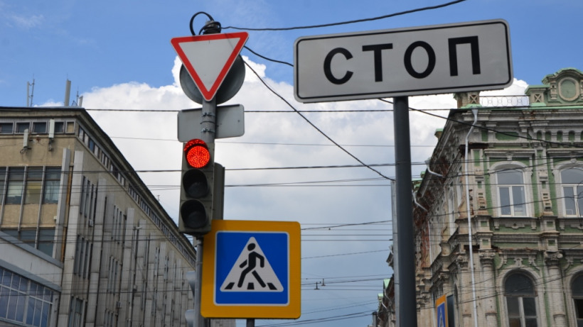 На перекрестке в центре Саратова на выходные отключили светофор