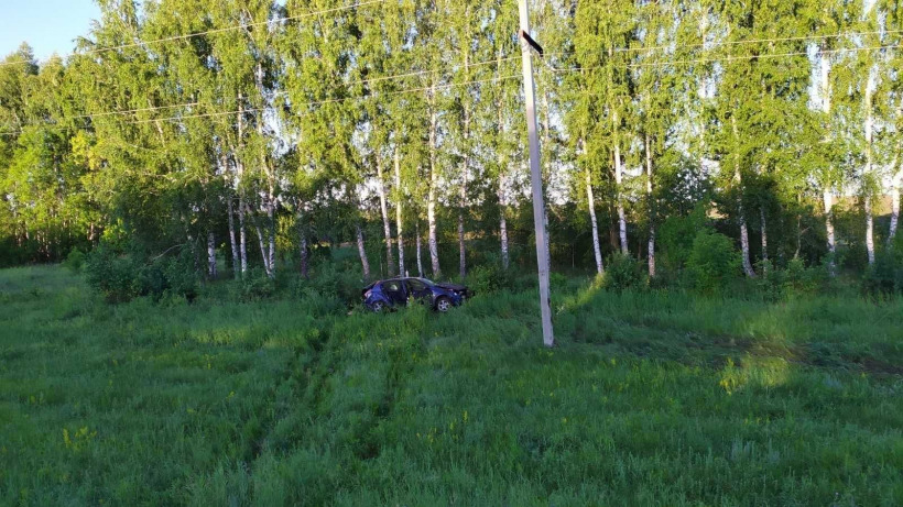 На трассе под Саратовом перевернулась иномарка. Водителя госпитализировали