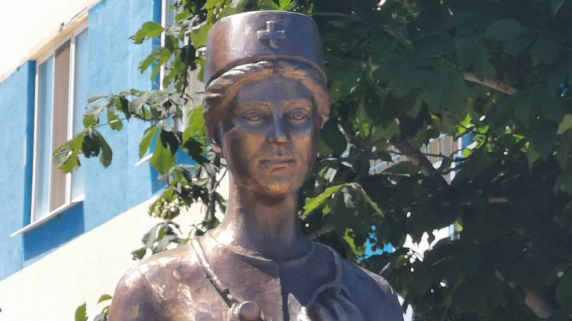 В селе под Саратовом переболевший ковидом глава племзавода открыл памятник медикам