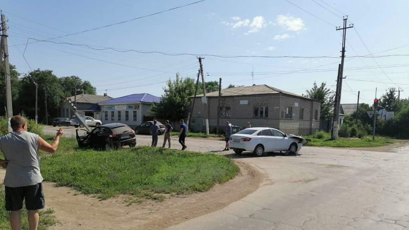 В пугачевском ДТП пострадали женщина-водитель и её 14-летняя пассажирка