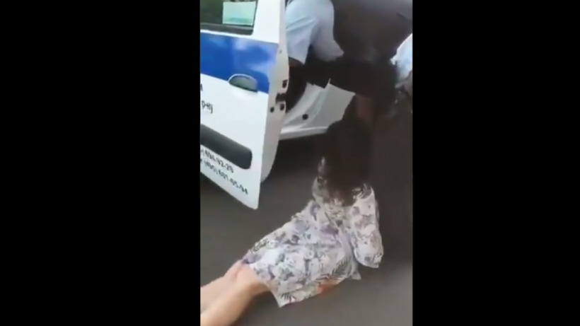Московские полицейские затащили в машину потерявшую сознание задержанную