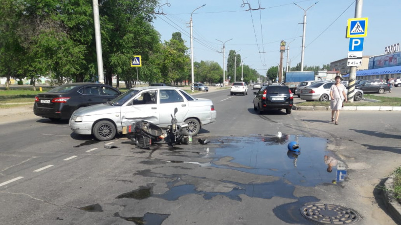 В Балакове «десятка» подрезала пожилого скутериста. Его спас шлем