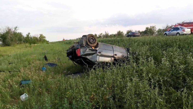 Под Дергачами водитель «Логана» врезался в дорожный знак, вылетел в кювет и погиб