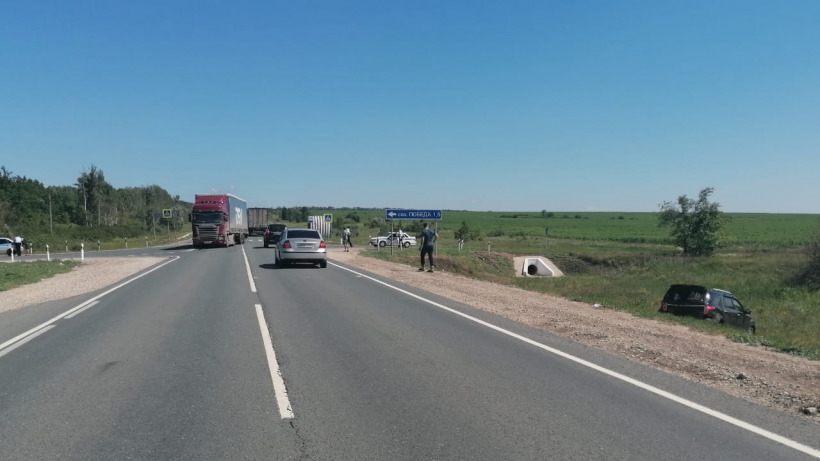 Под Хвалынском фура протаранила стоящий на трассе внедорожник. Пострадали женщина и двое детей