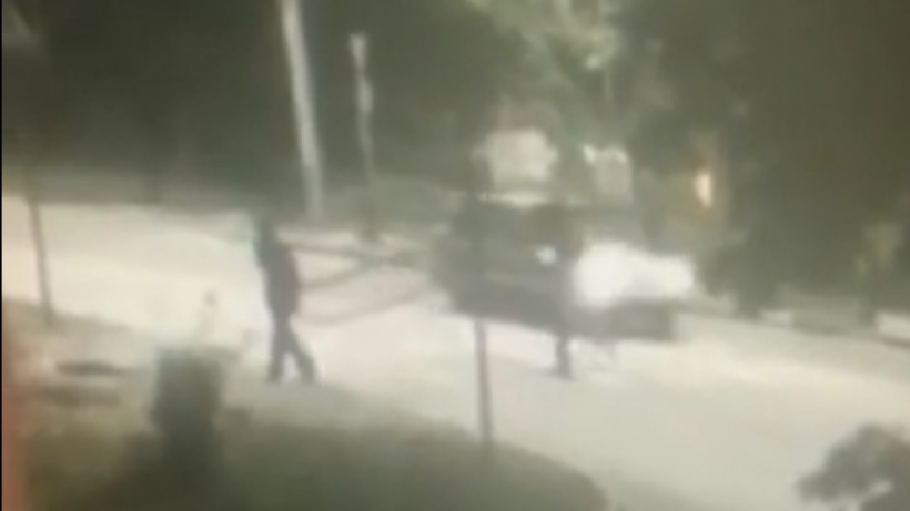 Двое саратовцев украли уличную ограду и попали на видео