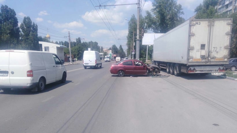 В Энгельсе женщина с ребенком в машине протаранила стоящую фуру