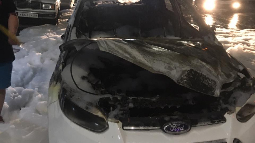 В центре Саратова взорвалась и загорелась машина такси Uber