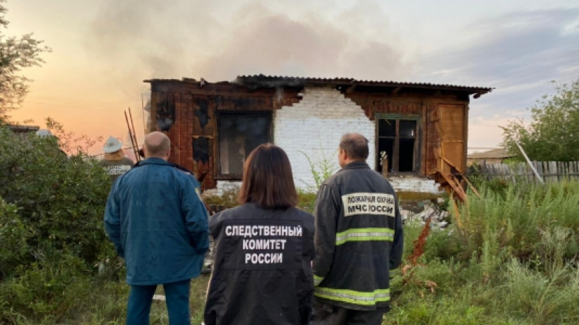 При ночном пожаре под Ершовом погибла женщина, еще одну спасли очевидцы