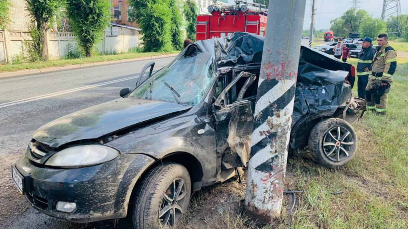 В Энгельсе «Шевроле» врезалась в столб. Водитель и пассажир погибли