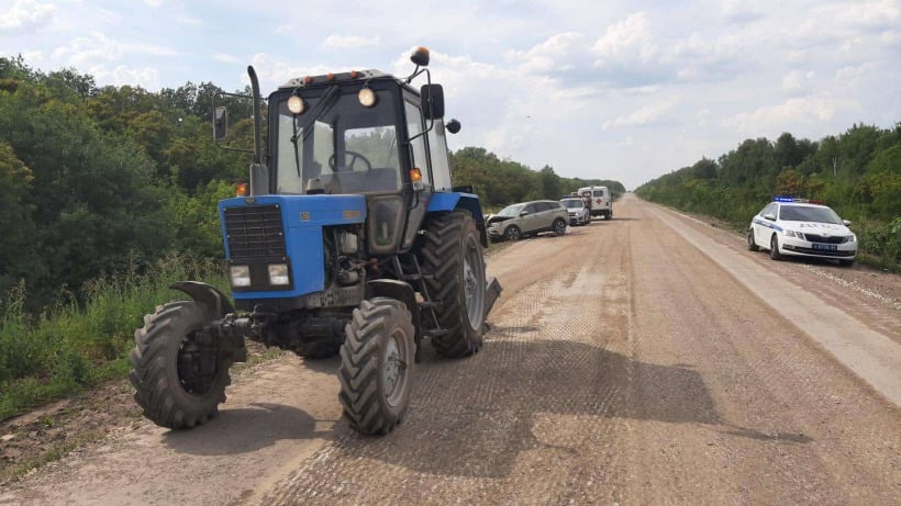 На трассе под Саратовом водитель на «Весте» «догнал» трактор и пострадал