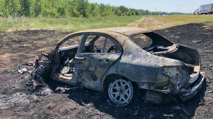 На трассе под Хвалынском «Мерседес» протаранил два грузовика и сгорел. Водитель погиб