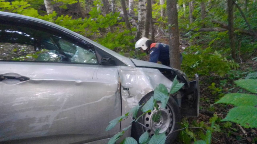 Под Вольском Hyundai после ДТП вылетела в овраг. Водителя вызволяли спасатели