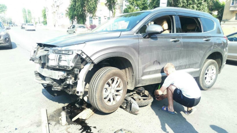 В Саратове юноша на мотоцикле попал под иномарку