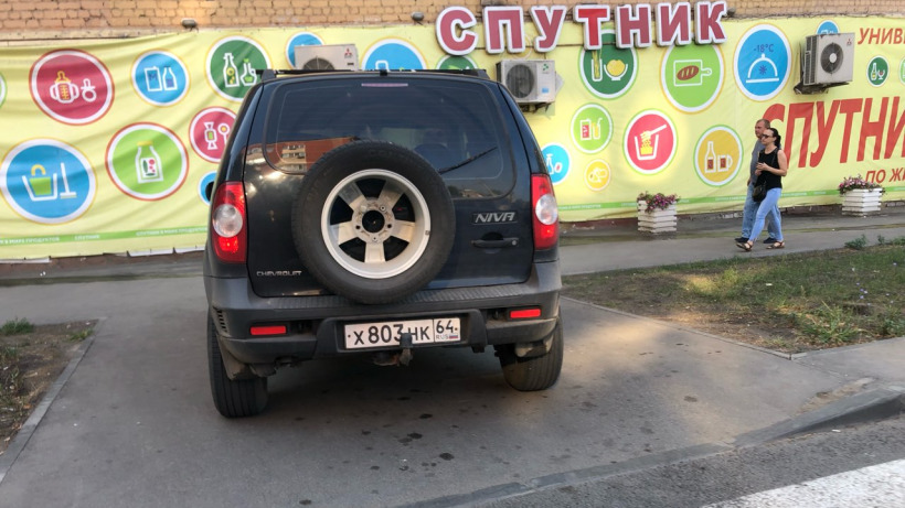 Саратовец запечатлел автохама на тротуаре в Октябрьском районе
