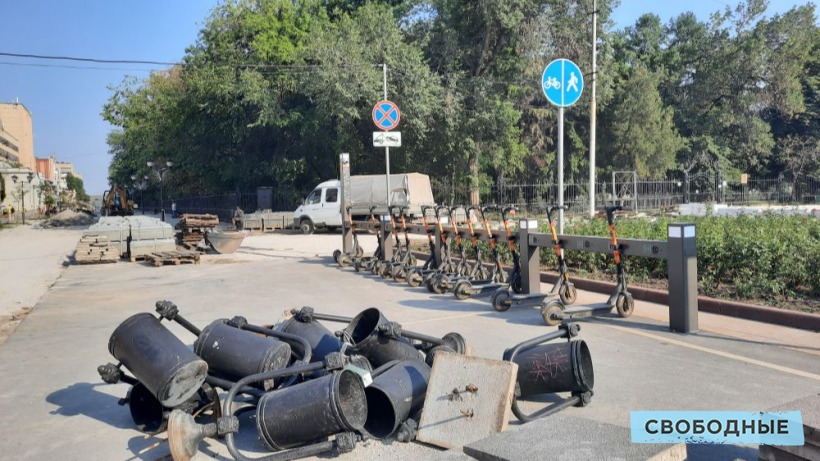 На Волжской в Саратове выкорчевали и свалили в кучу мусорные урны