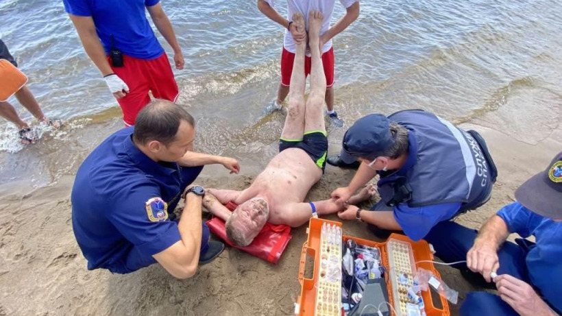 На саратовском пляже спасатели помогли тонущему посетителю