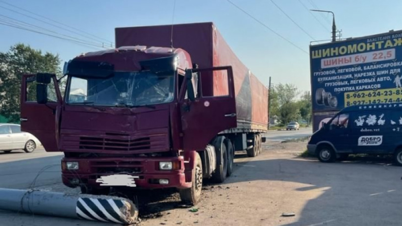 В Энгельсе КаМАЗ врезался в столб. Водитель погиб на месте ДТП