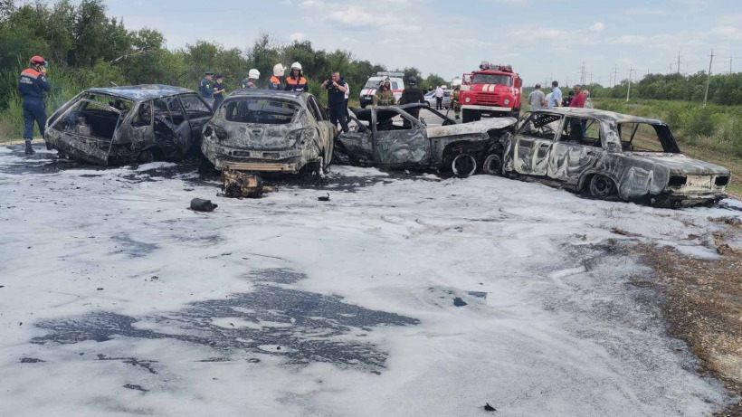 После массового ДТП под Саратовом сгорели четыре машины