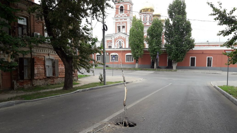 В Саратове провалилась недавно отремонтированная дорога