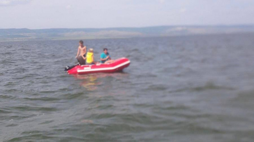 Трое детей уплыли на лодке по Волге. Их вернули саратовские спасатели