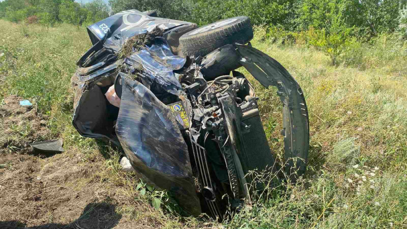 В Саратове иномарка съехала в кювет. Один человек погиб, один госпитализирован