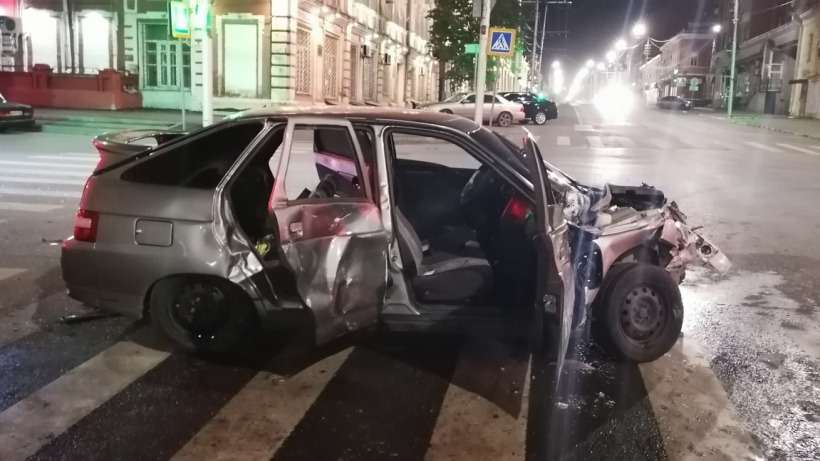 В ДТП у саратовского правительства пострадали двое детей и четверо взрослых