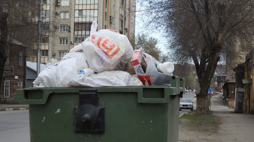 Глава Саратова пообещал убрать мусорные контейнеры с улиц во дворы