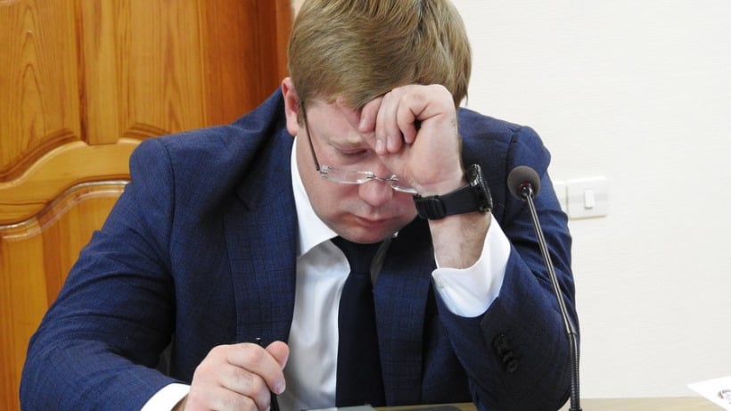 Саратовские СМИ отправили в отставку главу Петровского района Дениса Фадеева