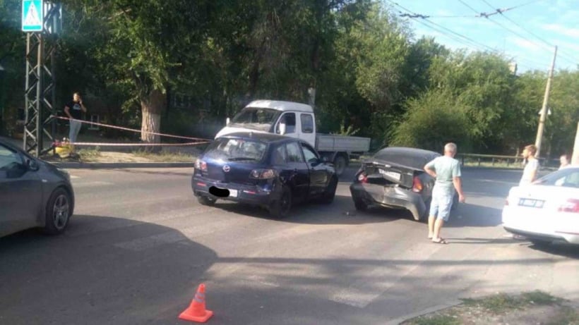 В Саратове водитель «Мазды» устроил ДТП, в результате которого пострадала пешеход