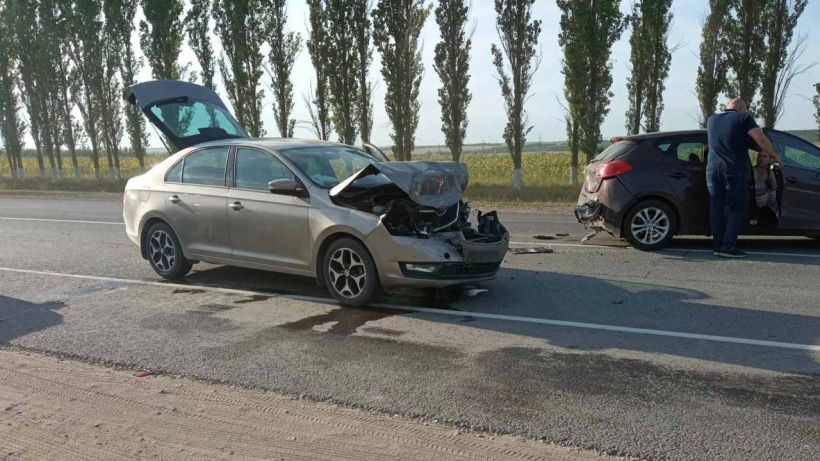 В Саратове столкнулись две иномарки. Трёх детей и женщину доставили в больницу